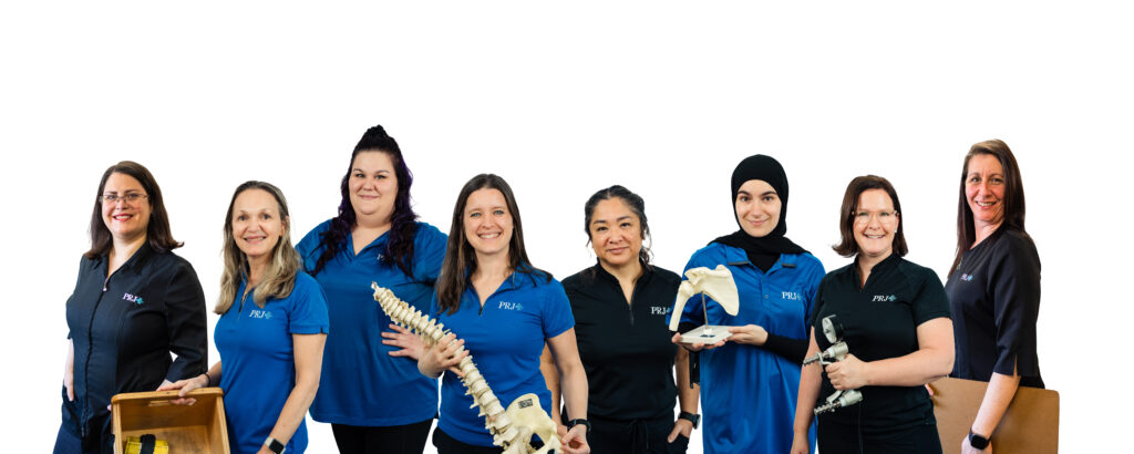 Équipe de la clinique Physio PRJ de Repentigny en polo noir ou bleu avec le logo de la clinique