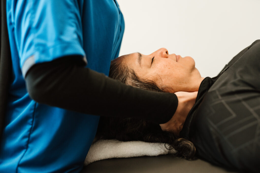 homme allongé se faisant masser le cou